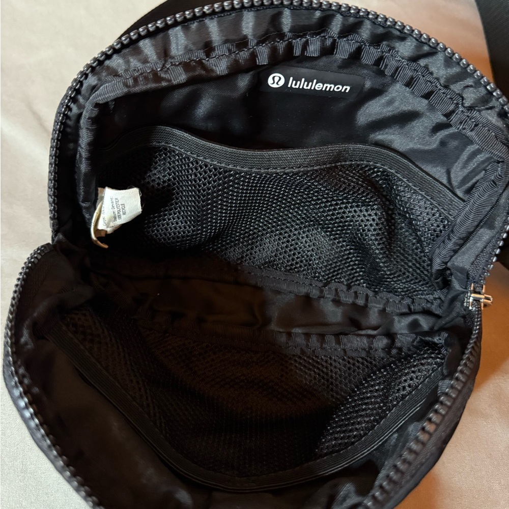 Lululemon Everywhere Belt Bag 🖤 🍋‎ - Picture 8 of 10